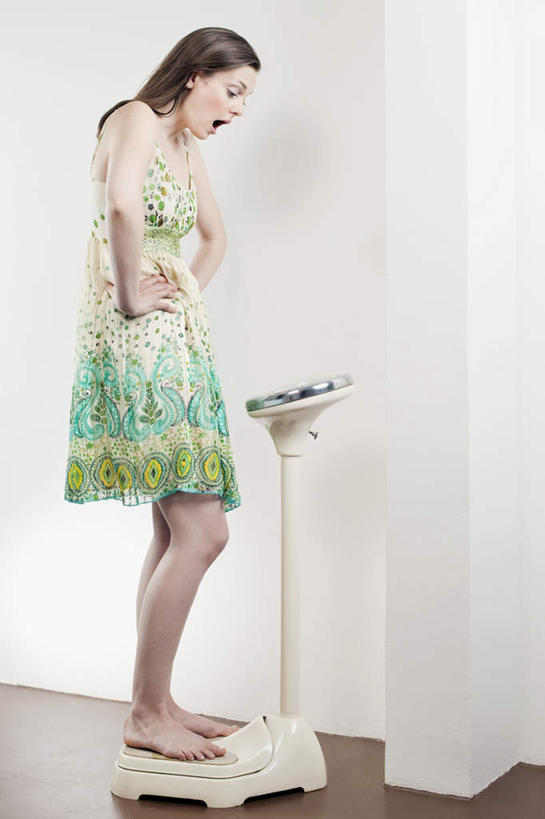 西方人,一个人,客厅,站,竖图,室外,白天,侧面,旅游,度假,仪器,地板,欧洲,欧洲人,仅一个年轻女性,仅一个女性,仅一个人,服装,惊讶,地面,生活,注视,娱乐,木地板,衣服,观察,看,站着,享受,休闲,健康,放松,服饰,观看,吃惊,察看,衡量,起居室,体重,衣着,穿着,关注,意外,计量,衡器,健康秤,衣饰,年轻女性,女人,女性,白种人,秤,体重秤,玩耍,站立,彩图,全身