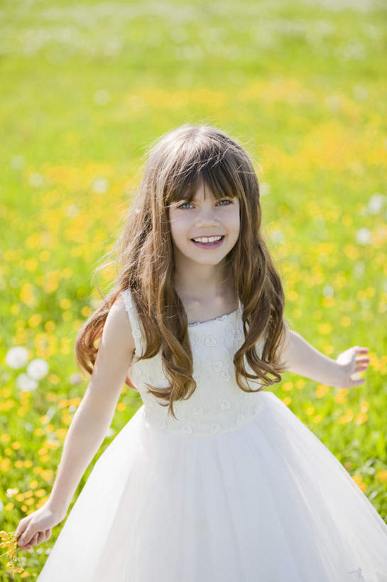 西方人,儿童,一个人,公园,站,笑,微笑,露齿笑,竖图,俯视,室外,白天,裙子,纯洁,欧洲,欧洲人,仅一个女性,仅一个人,服装,盛开,花蕾,注视,长裙,花,花瓣,花朵,鲜花,小孩,衣服,花苞,花蕊,观察,看,站着,仅一个小孩,可爱,童年,童趣,服饰,观看,察看,衣着,穿着,关注,童真,烂漫,无邪,衣饰,天真,女孩,女人,女性,白种人,孩子,站立,半身,彩图,高角度拍摄,女生