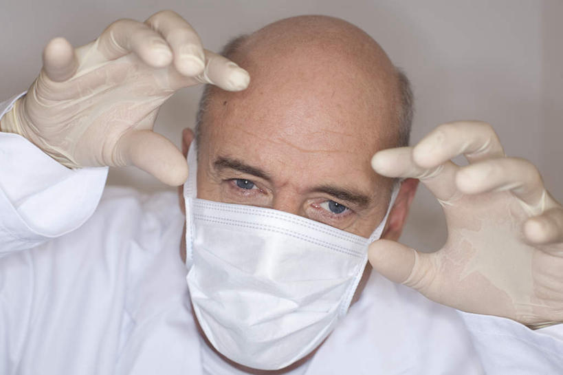 西方人,脸,头,脸颊,手,一个人,科学家,站,伸展双臂,横图,室内,特写,白天,仰视,工作服,制服,欧洲,欧洲人,双手,仅一个男性,仅一个人,仅一个中年男性,戴,分离,过滤,分开,注视,肩膀,口罩,手套,观察,看,站着,手部,隔断,橡胶,遮掩,观看,隔离,察看,卫生,掩盖,遮挡,关注,净化,间隔,橡胶手套,预防,橡胶制品,遮盖,防尘,科学研究者,医用手套,掩饰,断绝,隔开,屏蔽,屏绝,远离,中断,阻遏,阻隔,恐吓,工作制服,男人,男性,中年男性,白种人,头部,脸部,脸蛋,面部,科学工作者,敞开双臂,伸开双臂,展开双肩,站立,张开手臂,张开双臂,半身,彩图,低角度拍摄,工作套服