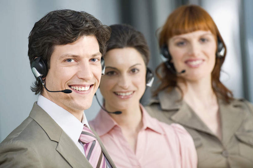 西方人,三个人,同事,商务人士,商务男性,商务女性,站,笑,微笑,露齿笑,横图,室内,白天,正面,衬衫,通讯,成功,合作,团队,集体,信心,客服,欧洲,欧洲人,套装,信息,话务员,注视,队伍,耳机,耳麦,话筒,观察,看,站着,服务,通信,观看,协调,察看,麦克风,领导,头戴式耳麦,成就,关注,销售,商务装,合伙,领袖,工薪阶层,客服人员,电话销售,接待员,男人,男性,年轻男性,年轻女性,女人,女性,白种人,白领,接线员,上班族,站立,半身,彩图,衬衣,头戴式耳机