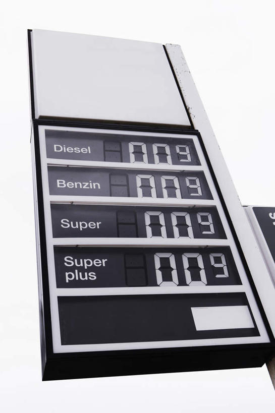 无人,竖图,室外,白天,仰视,显示器,标签,标志,屏幕,数字,文字,字符,标识,显示屏,蓝色,蓝天,天空,天,观察,阿拉伯数字,晴朗,察看,调查,监视器,监控,输出设备,考察,监控设备,万里无云,观测,视察,监控设置,监控装备,晴空,晴空万里,彩图,低角度拍摄