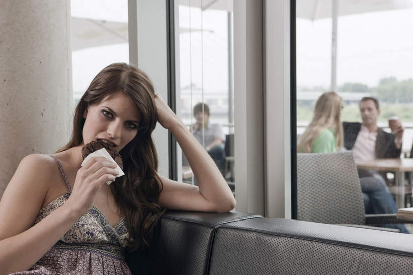 点心,西方人,四个人,伙伴,朋友,商务人士,商务男性,商务女性,办公室,坐,说,横图,室内,白天,正面,衬衫,友谊,成功,合作,团队,集体,信心,窗户,沙发,桌子,欧洲,欧洲人,套装,朦胧,模糊,办公桌,食品,甜点,拿,拿着,注视,队伍,玻璃窗,食物,糕点,饼干,甜食,零食,观察,看,战略,观看,察看,领导,成就,关注,商务装,合伙,领袖,工薪阶层,联合,合谋,装饰饼干,交流,配合,协作,男人,男性,年轻男性,年轻女性,女人,女性,白种人,白领,上班族,沟通,讲话,交谈,说话,谈话,坐着,半身,彩图,衬衣,皮沙发