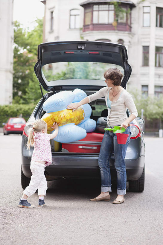 西方人,儿童,两个人,家庭,母亲,女儿,家,站,竖图,室外,白天,正面,旅游,度假,树林,植物,汽车,玩具,欧洲,欧洲人,服装,铲子,桶,塑料,房屋,屋子,拿,拿着,注视,休闲装,娱乐,楼房,住宅,车,树,树木,衣服,绿色,自然,容器,塑料制品,交通工具,轿车,观察,看,站着,享受,休闲,温暖,温馨,母女,一家人,休闲服,放松,母爱,服饰,生长,成长,观看,储藏,塑料桶,和睦,察看,储存,关注,充气垫,年轻女性,女孩,女人,女性,白种人,孩子,玩耍,站立,彩图,全身,房子,融洽,贮存