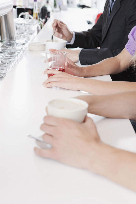 西方人,三个人,伙伴,朋友,商务人士,商务男性,商务女性,餐厅,坐,竖图,俯视,室内,白天,衬衫,友谊,成功,合作,团队,集体,信心,桌面,桌子,杯子,欧洲,欧洲人,套装,朦胧,模糊,瓷器,勺子,咖啡杯,陶瓷制品,拿,拿着,队伍,调羹,汤匙,战略,领导,成就,瓷杯,商务装,合伙,领袖,工薪阶层,联合,合谋,配合,协作,男人,男性,年轻男性,年轻女性,女人,女性,白种人,白领,上班族,坐着,半身,彩图,高角度拍摄,衬衣,餐馆,饭店,饭馆