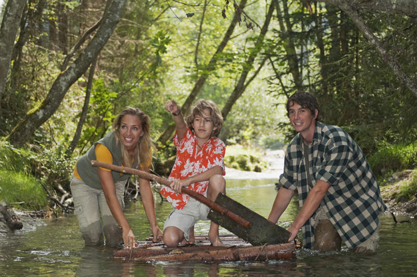 西方人,儿童,三个人,家庭,夫妻,母亲,父亲,儿子,坐,横图,室外,白天,正面,爱情,旅游,度假,纯洁,河流,树林,水,植物,欧洲,欧洲人,指,服装,河水,水流,浪漫,注视,休闲装,方向,娱乐,树,树木,小孩,衣服,绿色,自然,观察,看,手势,享受,休闲,温暖,温馨,父子,母子,三口之家,一家人,休闲服,恩爱,放松,父爱,可爱,母爱,童年,童趣,恋人,服饰,生长,成长,观看,和睦,察看,指向,关注,童真,烂漫,无邪,木排,木筏,天真,男孩,男人,男性,年轻男性,年轻女性,女人,女性,白种人,孩子,年轻人,夫妇,情侣,玩耍,坐着,彩图,全身,伴侣,融洽,男生
