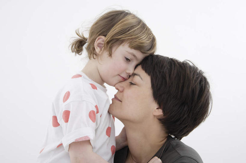 西方人,儿童,两个人,家庭,母亲,女儿,站,闭眼,横图,室内,白天,白色背景,侧面,纯洁,欧洲,欧洲人,服装,相视,小孩,衣服,站着,温暖,温馨,母女,一家人,面对面,可爱,母爱,亲热,童年,童趣,摄影,服饰,影棚,对视,和睦,互视,衣着,穿着,相对,童真,烂漫,无邪,相看,衣饰,天真,年轻女性,女孩,女人,女性,白种人,孩子,年轻人,闭眼睛,闭着眼,闭着眼睛,站立,半身,彩图,影棚拍摄,拍摄,融洽,女生