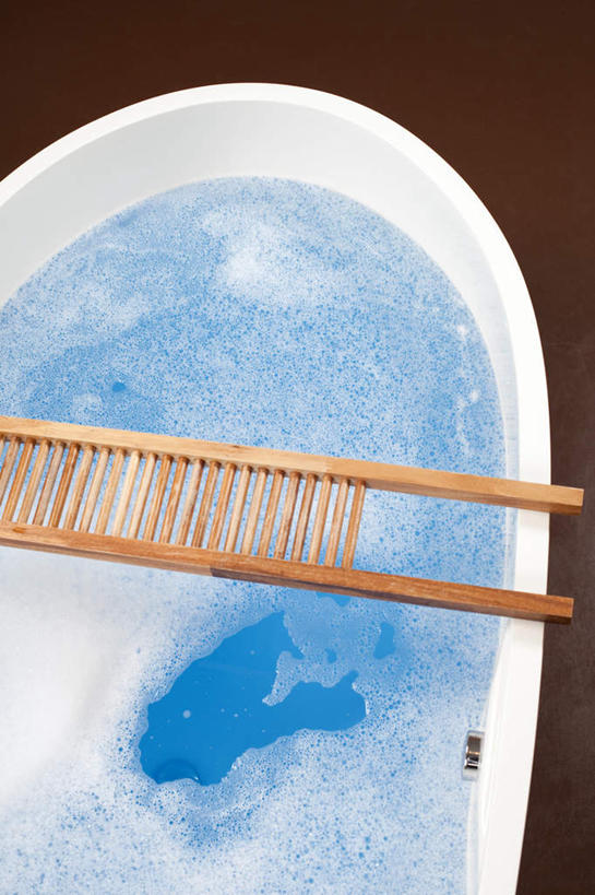 无人,竖图,俯视,室内,白天,化妆,美容,卫生间,浴室,护肤,工具,干净,化妆品,肥皂,香皂,浴缸,日用品,洗浴用品,清洁,保养,享受,休闲,放松,保健,卫生,搓衣板,护肤品,化妆用品,护肤用品,舒缓,卫浴设备,养颜,去污,紧肤,嫩肤,水管装置,淋浴房,洗涤,彩图,高角度拍摄,冲凉房,沐浴间,沐浴室