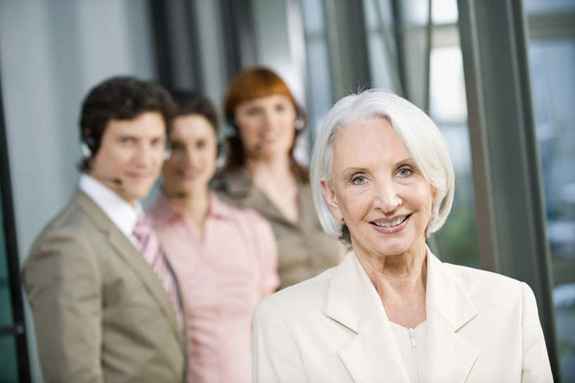 西方人,四个人,同事,商务人士,商务男性,商务女性,站,笑,微笑,露齿笑,横图,室内,白天,正面,衬衫,通讯,成功,合作,团队,集体,信心,客服,窗户,落地窗,欧洲,欧洲人,套装,朦胧,模糊,信息,话务员,注视,队伍,玻璃窗,耳机,耳麦,话筒,观察,看,站着,服务,通信,观看,协调,察看,麦克风,领导,头戴式耳麦,成就,关注,销售,商务装,合伙,领袖,工薪阶层,客服人员,电话销售,接待员,老年女性,男人,男性,年轻男性,年轻女性,女人,女性,白种人,白领,接线员,上班族,站立,半身,彩图,衬衣,头戴式耳机