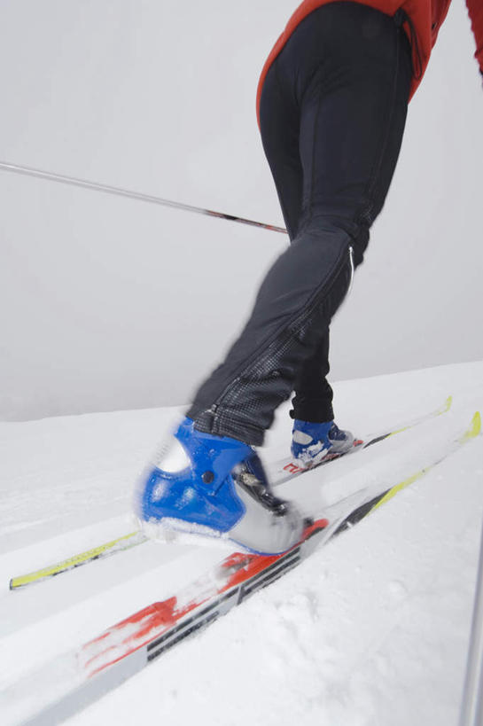 西方人,一个人,竖图,室外,白天,锻炼,旅游,度假,游戏,运动,美景,雪,植物,大雪,欧洲,欧洲人,仅一个男性,仅一个人,仅一个中年男性,服装,滑雪,工具,器材,积雪,景观,雪景,冬季,冬天,玩,娱乐,运动器械,脚部,树,树木,背面,衣服,绿色,自然,享受,休闲,器械,健身器械,景色,放松,寒冷,服饰,生长,成长,拐杖,羽绒服,滑雪杖,雪橇,衣着,穿着,自然风光,健身器材,滑雪装备,严寒,辅助设备,衣饰,体育,男人,男性,中年男性,白种人,玩耍,嬉戏,半身,彩图,健身,运动器材