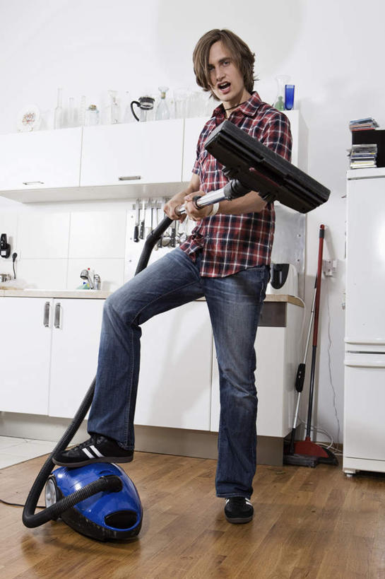 西方人,一个人,站,竖图,室内,白天,正面,厨房,地板,餐具,欧洲,欧洲人,仅一个男性,仅一个人,握,服装,电器,冰箱,地面,拿,拎,拿着,注视,冷冻,冷柜,木地板,仅一个年轻男性,衣服,冷藏柜,观察,看,清洁,站着,吸尘器,握着,服饰,冷藏,观看,储藏,察看,卫生,家电,家用电器,衣着,穿着,关注,保洁,保鲜,保洁工具,衣饰,男人,男性,年轻男性,白种人,进餐用具,烹调用具,站立,彩图,全身,灶间,拎着