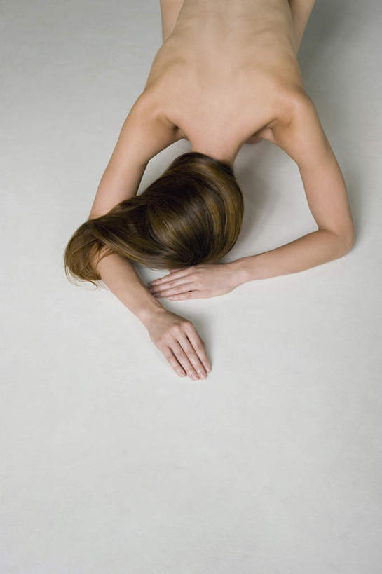 西方人,一个人,竖图,俯视,室内,白天,白色背景,欧洲,欧洲人,仅一个年轻女性,仅一个女性,仅一个人,趴着,摄影,影棚,赤裸,年轻女性,女人,女性,白种人,长发,趴,半身,彩图,高角度拍摄,影棚拍摄,拍摄