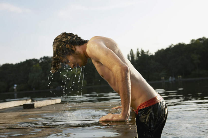 游泳,西方人,一个人,水手,横图,室外,白天,侧面,旅游,度假,河流,美景,水,植物,欧洲,欧洲人,仅一个男性,仅一个人,撑,波纹,木板,河水,景观,水流,桥,木桥,涟漪,娱乐,栈桥,树,树木,仅一个年轻男性,蓝色,绿色,倒影,蓝天,水纹,天空,自然,波浪,天,享受,休闲,景色,放松,生长,晴朗,成长,赤裸,人行桥,木板桥,倒映,撑着,自然风光,万里无云,水晕,反照,男人,男性,年轻男性,白种人,船员,海员,水兵,晴空,晴空万里,玩耍,半身,彩图