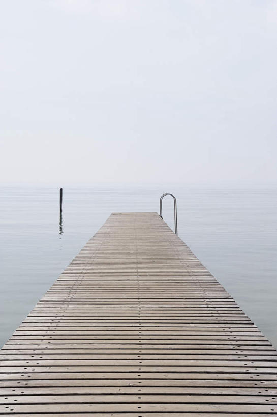 无人,码头,竖图,室外,白天,正面,旅游,度假,湖,湖泊,美景,水,雾,港口,意大利,欧洲,波纹,朦胧,模糊,木板,湖面,景观,水流,水面,桥,木桥,涟漪,娱乐,栈桥,蓝色,倒影,蓝天,水纹,天空,自然,波浪,湖水,天,享受,休闲,景色,放松,晴朗,人行桥,木板桥,迷雾,倒映,南欧,自然风光,万里无云,意大利共和国,水晕,反照,布雷西亚省,贝纳科湖,加尔达湖,大雾,晴空,晴空万里,彩图,摆渡口,埠头,渡口,渡头,港湾,海港,货运码头,口岸,商港