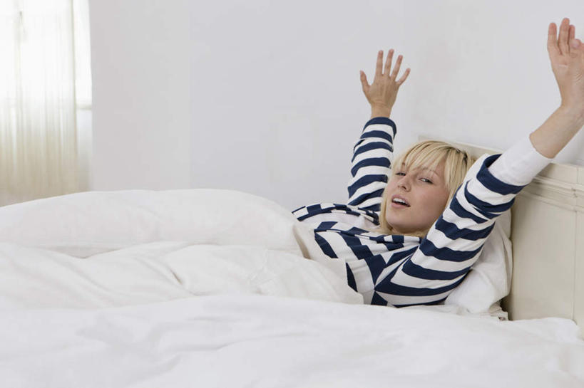 西方人,一个人,躺,伸展双臂,横图,室内,白天,正面,窗户,床,落地窗,卧室,欧洲,欧洲人,仅一个年轻女性,仅一个女性,仅一个人,伸展,服装,床单,注视,被子,伸懒腰,玻璃窗,衣服,观察,看,放松,服饰,单人床,观看,察看,被单,衣着,穿着,关注,惬意,懒腰,衣饰,卧着,年轻女性,女人,女性,白种人,敞开双臂,伸开双臂,躺着,卧,展开双肩,张开手臂,张开双臂,半身,彩图,睡房,卧房,慵懒