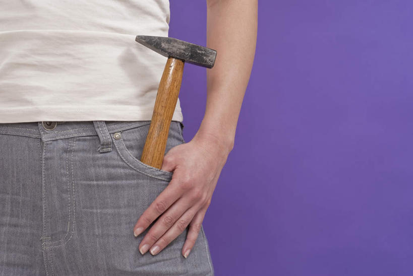 西方人,一个人,站,横图,室内,特写,白天,正面,欧洲,欧洲人,仅一个年轻女性,仅一个女性,仅一个人,敲打,紫色背景,服装,锤子,工具,榔头,休闲装,衣服,站着,休闲,休闲服,摄影,服饰,影棚,五金,双手插袋,变形,紧固,矫正,手插袋,塑形,双手抄兜,双手放兜,牢固,年轻女性,女人,女性,白种人,插兜,两手抄兜,两手放兜,手插兜,手放口袋,站立,半身,彩图,影棚拍摄,拍摄,手抄兜