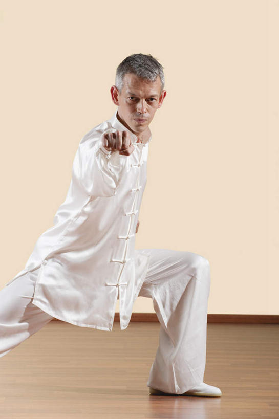 西方人,一个人,蹲,伸展双臂,竖图,室内,白天,正面,锻炼,运动,地板,欧洲,欧洲人,仅一个男性,仅一个人,服装,墙,地面,注视,木地板,墙壁,墙面,衣服,白色,观察,看,仅一个老年男性,服饰,观看,察看,衣着,穿着,关注,衣饰,体育,老年男性,男人,男性,白种人,敞开双臂,蹲着,伸开双臂,展开双肩,张开手臂,张开双臂,半身,彩图,健身,练功服