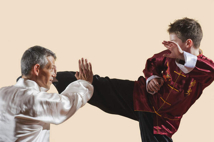 西方人,儿童,背部,两个人,教师,站,横图,室内,白天,正面,民族服装,锻炼,纯洁,运动,欧洲,欧洲人,踢,服装,墙,注视,墙壁,墙面,小孩,衣服,白色,观察,看,站着,可爱,童年,童趣,服饰,观看,打架,察看,衣着,穿着,关注,打斗,童真,烂漫,无邪,斗殴,衣饰,体育,天真,男孩,男人,男性,中年男性,白种人,讲师,教授,老师,站立,半身,彩图,传统服装,民俗服,健身,男生,练功服