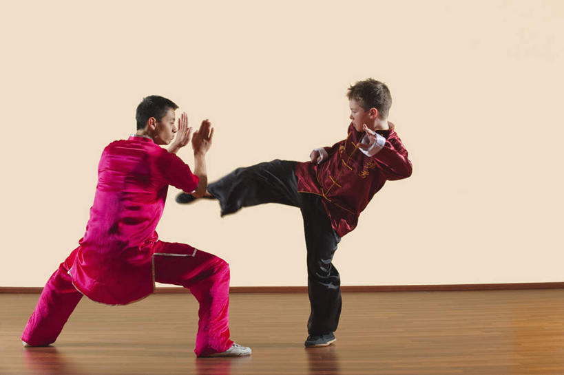 西方人,儿童,背部,两个人,教师,站,横图,室内,白天,正面,民族服装,锻炼,纯洁,运动,欧洲,欧洲人,踢,服装,墙,注视,墙壁,墙面,小孩,衣服,白色,观察,看,站着,可爱,童年,童趣,服饰,观看,打架,察看,衣着,穿着,关注,打斗,童真,烂漫,无邪,斗殴,衣饰,体育,天真,男孩,男人,男性,中年男性,白种人,讲师,教授,老师,站立,彩图,全身,传统服装,民俗服,健身,男生,练功服