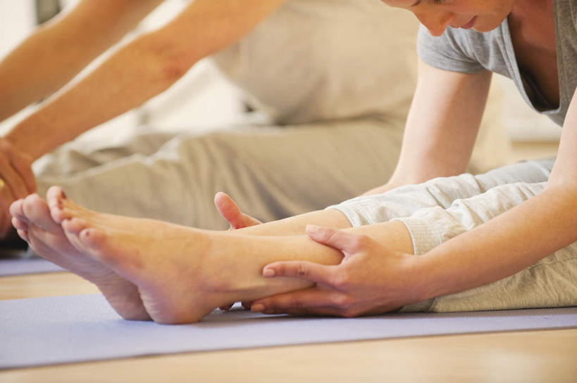 西方人,两个人,伙伴,朋友,健身房,坐,横图,室内,白天,侧面,运动服,锻炼,瑜伽,友谊,运动,欧洲,欧洲人,伸展,弯腰,服装,朦胧,模糊,注视,衣服,瑜伽垫,观察,看,压腿,养生,服饰,观看,察看,衣着,穿着,关注,衣饰,体育,友情,年轻女性,女人,女性,白种人,坐着,半身,彩图,健身,健身馆,运动装