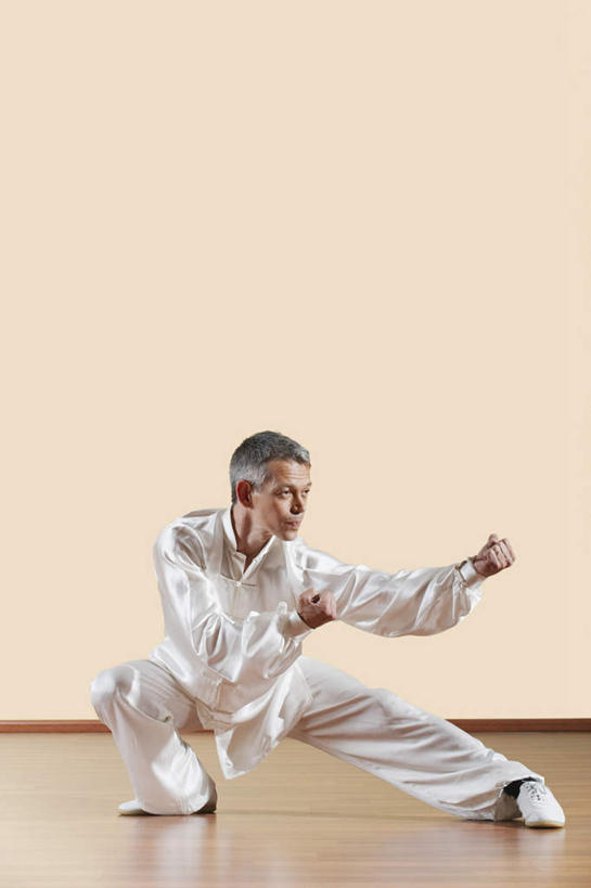 西方人,一个人,健身房,站,竖图,室内,白天,正面,锻炼,运动,武术,地板,欧洲人,仅一个男性,仅一个人,仅一个中年男性,服装,地面,注视,木地板,衣服,白色,观察,看,握拳,站着,太极拳,弓步,握着,服饰,观看,察看,太极,衣着,穿着,关注,出拳,衣饰,体育,男人,男性,中年男性,白种人,站立,彩图,全身,健身,健身馆,练功服