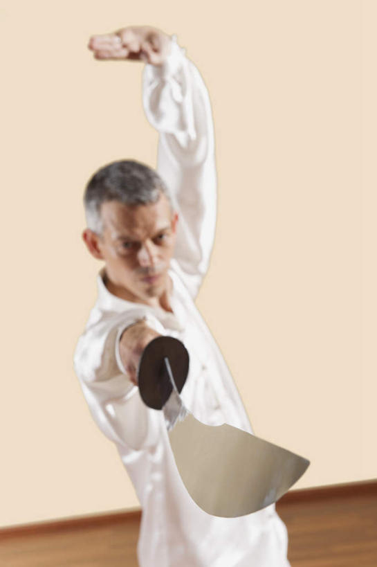 西方人,一个人,健身房,举,竖图,室内,白天,正面,锻炼,运动,竞争,武术,地板,欧洲,中国,欧洲人,仅一个男性,仅一个人,仅一个中年男性,对抗,握,服装,冲突,地面,拿,拿着,破坏,文化,木地板,衣服,白色,托,武器,战争,握着,服饰,功夫,损坏,太极,攻击,威胁,衣着,穿着,对立,矛盾,兵器,砍刀,防御,敌对,挫败,斗争,抗拒,抗衡,杀伤,威慑,衣饰,背刀,长刀,挎刀,体育,危险,男人,男性,中年男性,白种人,举起,举手,举着,向上举,向上伸,向上托,半身,彩图,健身,健身馆,练功服