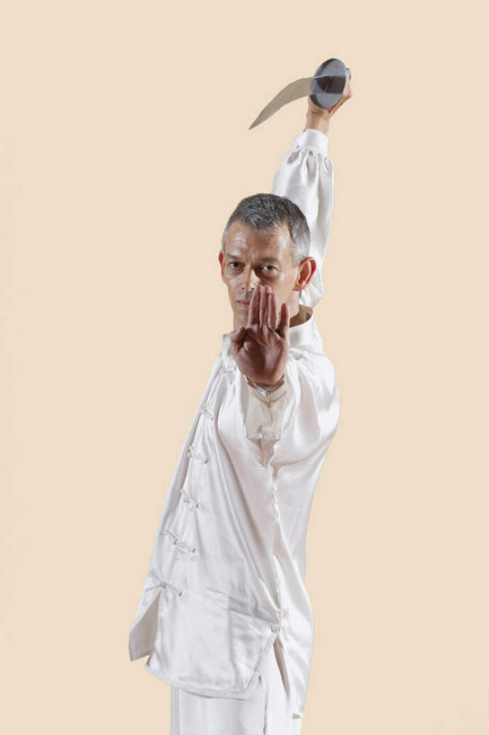 西方人,一个人,健身房,举,竖图,室内,白天,正面,锻炼,运动,竞争,武术,欧洲,中国,欧洲人,仅一个男性,仅一个人,仅一个中年男性,对抗,握,服装,冲突,拿,拎,拿着,破坏,文化,衣服,白色,托,武器,战争,握着,服饰,功夫,损坏,太极,攻击,威胁,衣着,穿着,对立,矛盾,兵器,砍刀,防御,敌对,挫败,斗争,抗拒,抗衡,杀伤,威慑,衣饰,背刀,长刀,挎刀,体育,危险,男人,男性,中年男性,白种人,举起,举手,举着,向上举,向上伸,向上托,半身,彩图,健身,健身馆,拎着,练功服