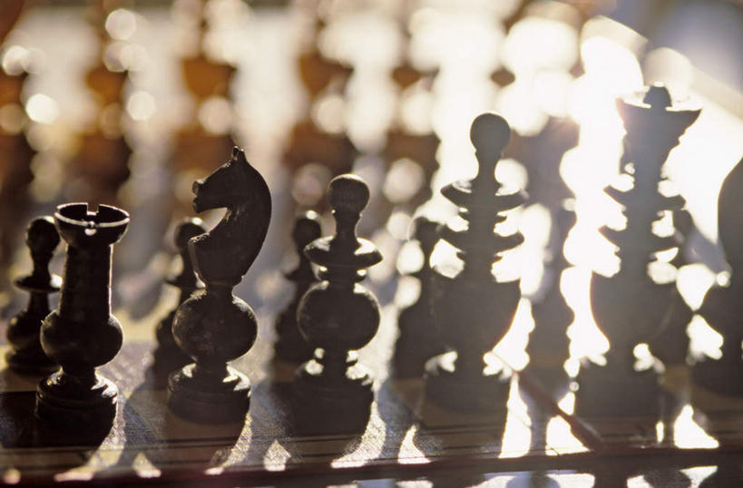 无人,横图,室内,特写,白天,正面,游戏,快乐,比赛,竞争,桌面,静物,一排,许多,阴影,朦胧,模糊,光线,影子,玩,娱乐,排列,阳光,象棋,休闲,棋盘,国际象棋,益智,活动,队列,发泄,消遣,智力,宣泄,玩耍,嬉戏,彩图