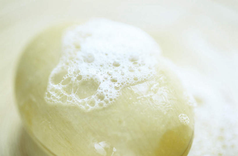 无人,横图,俯视,室内,特写,白天,化妆,美容,静物,一块,护肤,朦胧,模糊,泡沫,一个,化妆品,肥皂,香皂,日用品,洗浴用品,清洁,保养,享受,休闲,放松,保健,单个,护肤品,化妆用品,护肤用品,舒缓,养颜,去污,紧肤,嫩肤,洗涤,彩图,高角度拍摄