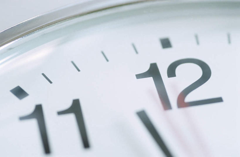 无人,横图,室内,特写,白天,正面,静物,阴影,时间,反射,标志,时钟,数字,文字,影子,字符,刻度,指针,旋转,标识,挂钟,表,转动,阿拉伯数字,钟,彩图