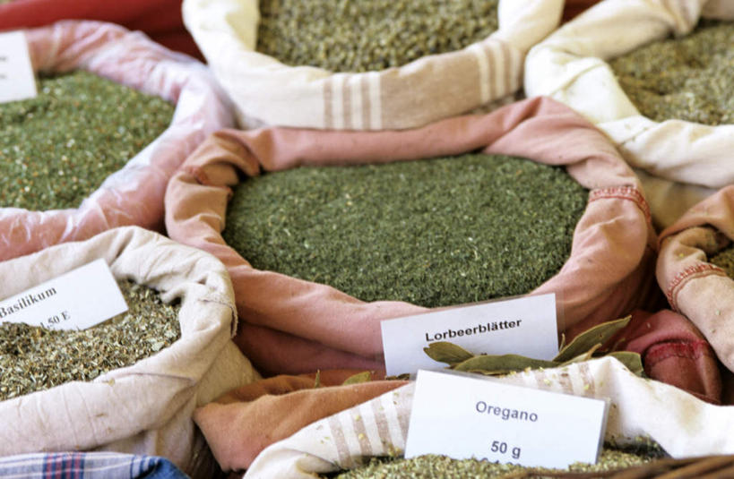 无人,商店,横图,俯视,室内,特写,白天,购物,消费,农作物,植物,指示牌,袋子,一堆,许多,堆叠,堆积,标志,粉末,文字,调味,香料,佐料,草药,麻袋,标识,中药,容器,香草,粉,金融,百货,储藏,堆,罗勒,配料,储存,紫苏,药材,中草药,选购,贸易,九层塔,圣约瑟夫草,甜罗勒,兰香,中药材,本草,作料,血拼,粉状,粉剂,彩图,高角度拍摄,店铺,杂货店,杂货铺,贮存