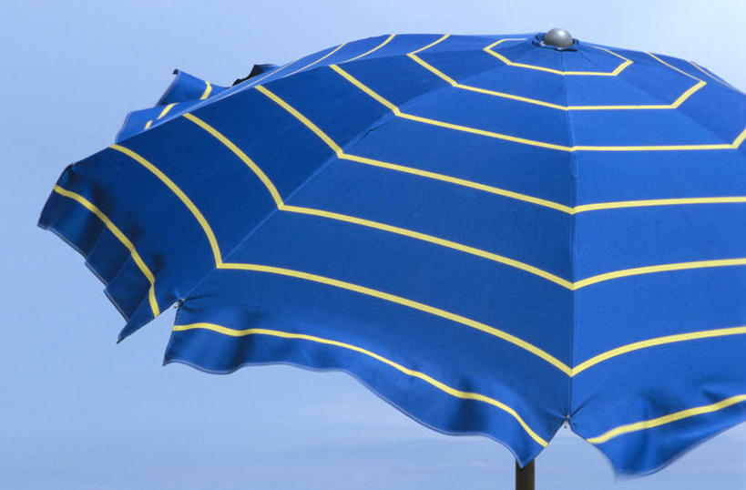 无人,横图,室外,特写,白天,正面,静物,条纹,环绕,围绕,螺旋,伞,雨伞,遮阳伞,支架,阳伞,盘旋,蓝色,蓝天,天空,天,伞柄,晴朗,支撑,太阳伞,万里无云,晴空,晴空万里,彩图