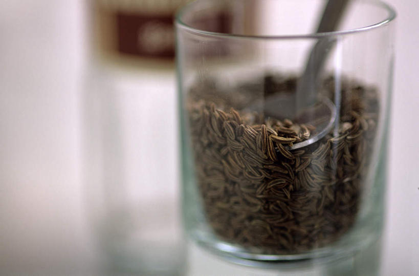 无人,横图,室内,特写,白天,正面,杯子,一堆,许多,堆叠,堆积,朦胧,模糊,勺子,调味,香料,佐料,玻璃制品,玻璃瓶,瓶子,水杯,调羹,汤匙,堆,枯茗,孜然,广口瓶,安息茴香,作料,玻璃杯,彩图