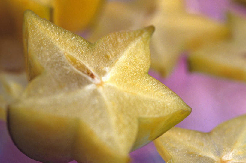 无人,横图,俯视,室内,特写,白天,水果,许多,切开,朦胧,模糊,新鲜,散落,星星,生食,食品,果实,食物,黄色,杨桃,切,星形,摄影,有机食品,绿色食品,影棚,五敛子,三廉子,阳桃,洋桃,剖面,五角形,切面,五角星,彩图,高角度拍摄,影棚拍摄,拍摄