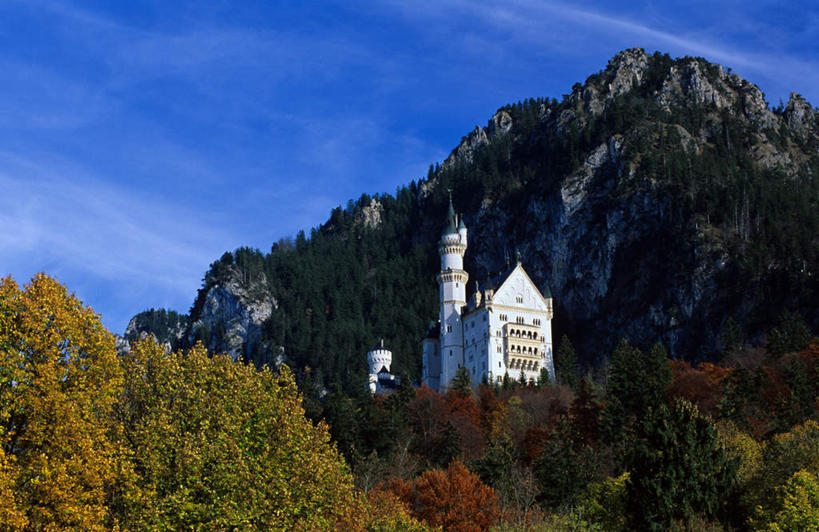 无人,家,横图,室外,白天,仰视,旅游,度假,美景,山,山脉,树林,植物,德国,欧洲,阴影,光线,影子,房屋,屋子,景观,山峰,云,云朵,山峦,云彩,娱乐,楼房,新天鹅堡,住宅,树,树木,蓝色,绿色,白云,蓝天,天空,阳光,自然,群山,天,享受,休闲,景色,放松,生长,晴朗,成长,西欧,自然风光,德意志联邦共和国,新天鹅城堡,巴伐利亚,巴伐利亚州,拜恩州,拜恩自由州,晴空,彩图,低角度拍摄,房子