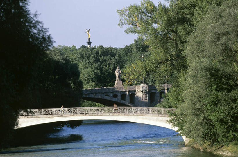 无人,横图,室外,白天,正面,旅游,度假,草地,草坪,河流,美景,树林,水,植物,大桥,桥梁,德国,欧洲,河水,景观,水流,桥,娱乐,草,树,树木,蓝色,绿色,倒影,蓝天,天空,自然,天,享受,休闲,景色,放松,生长,成长,倒映,西欧,自然风光,德意志联邦共和国,巴伐利亚,巴伐利亚州,拜恩州,拜恩自由州,反照,伊萨尔河,彩图