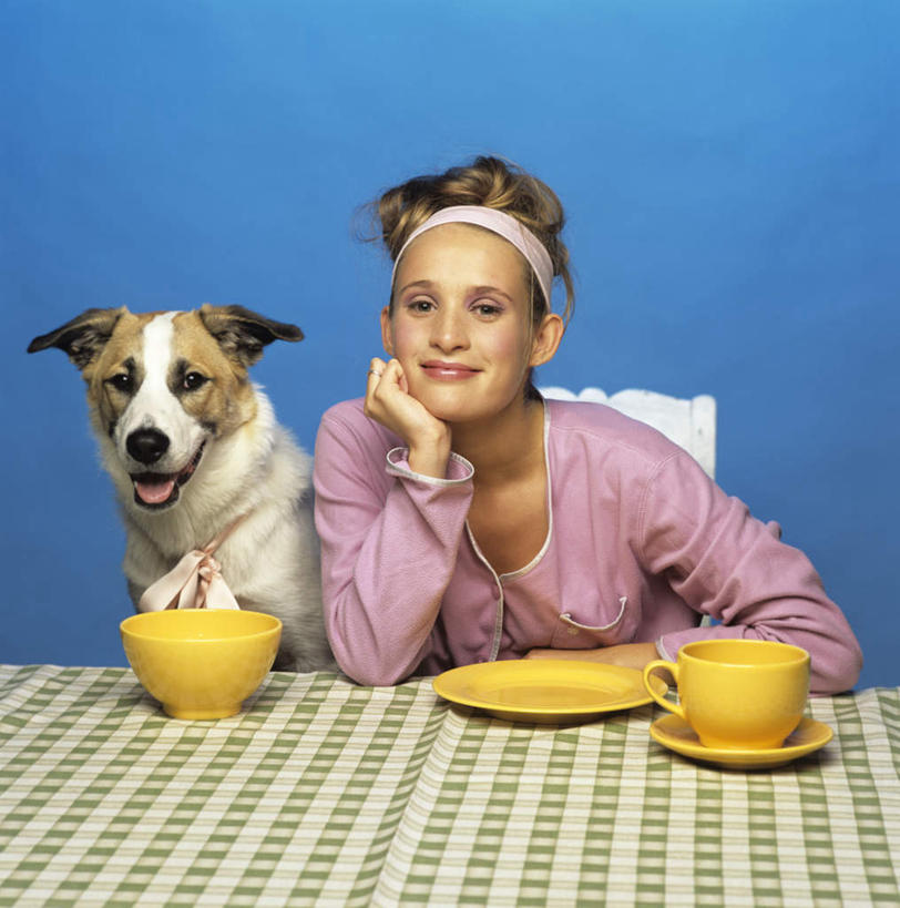 西方人,一个人,坐,竖图,室内,白天,正面,餐桌,桌子,宠物,狗,杯子,餐具,欧洲,欧洲人,仅一个年轻女性,仅一个女性,仅一个人,撑,蓝色背景,服装,布料,瓷器,碟子,盘,束发带,咖啡杯,陶瓷制品,布纹,托腮,注视,休闲装,发带,桌布,衣服,粉色,黄色,动物,盘子,餐巾,碟,台布,观察,看,托,休闲,休闲服,可爱,摄影,服饰,影棚,餐台,观看,察看,关注,托下巴,瓷杯,忠诚,年轻女性,女人,女性,白种人,进餐用具,烹调用具,犬,坐着,半身,彩图,影棚拍摄,拍摄