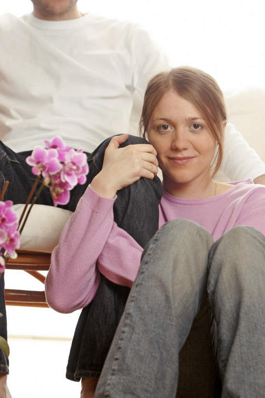 西方人,腿部,两个人,夫妻,坐,抱,笑,微笑,竖图,室内,白天,白色背景,正面,爱情,椅子,欧洲,欧洲人,许多,服装,盛开,浪漫,花蕾,注视,休闲装,花,花瓣,花朵,鲜花,衣服,粉色,白色,灰色,花苞,花蕊,观察,看,休闲,休闲服,恩爱,恋人,摄影,服饰,影棚,抱着,观看,察看,搂着,关注,男人,男性,年轻男性,年轻女性,女人,女性,白种人,情侣,搂,搂抱,坐着,半身,彩图,影棚拍摄,拍摄,伴侣