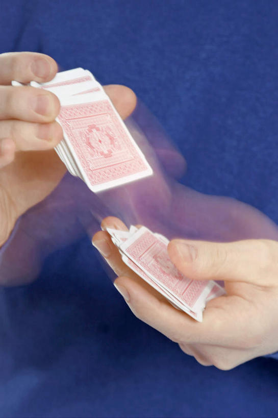 西方人,手,一个人,坐,竖图,室内,特写,白天,正面,游戏,赌博,贪欲,竞争,扑克牌,纸牌,玩具,扑克,欧洲,欧洲人,双手,仅一个男性,仅一个人,握,蓝色背景,服装,拿,玩,拿着,休闲装,娱乐,刺激,仅一个年轻男性,衣服,蓝色,休闲,手部,休闲服,握着,摄影,服饰,影棚,活动,发泄,消遣,智力,赌具,洗牌,投机,侥幸,欲望,宣泄,男人,男性,年轻男性,白种人,玩耍,嬉戏,坐着,半身,彩图,影棚拍摄,拍摄,胜负,输赢