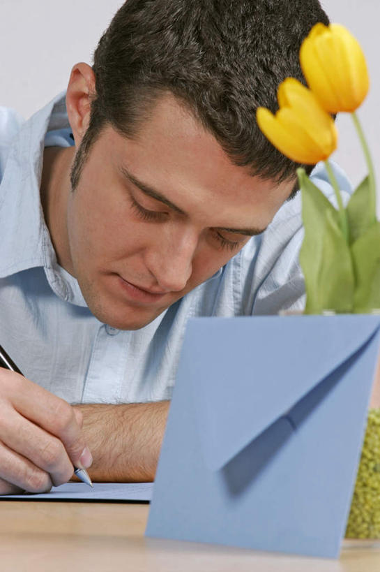 西方人,一个人,坐,竖图,室内,特写,白天,正面,衬衫,爱情,桌子,郁金香,欧洲,欧洲人,仅一个男性,仅一个人,写,写字,盛开,信封,办公桌,贺卡,祝福,花蕾,注视,花,花瓣,花朵,鲜花,仅一个年轻男性,两朵,黄色,蓝色,花苞,花蕊,观察,看,观看,察看,表白,关注,荣誉,永恒,男人,男性,年轻男性,白种人,郁香,洋荷花,草麝香,坐着,半身,彩图,衬衣