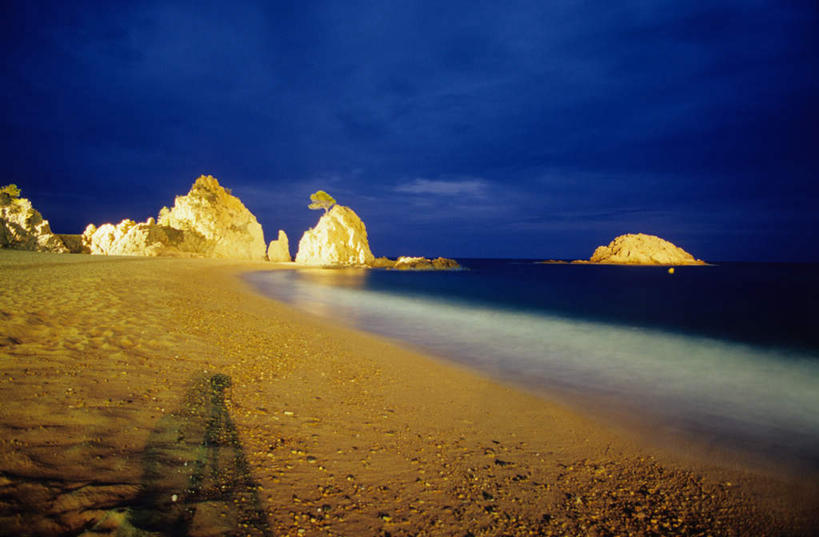 无人,横图,室外,夜晚,正面,旅游,度假,海浪,海洋,美景,沙滩,西班牙,欧洲,沙子,海岸,景观,浪花,云,云朵,沙地,云彩,娱乐,蓝色,倒影,蓝天,天空,自然,海水,天,享受,休闲,景色,放松,宁静,倒映,安宁,南欧,自然风光,海景,加泰罗尼亚,西班牙王国,反照,大海,风浪,海,海水的波动,海滩,近岸浪,涌浪,彩图