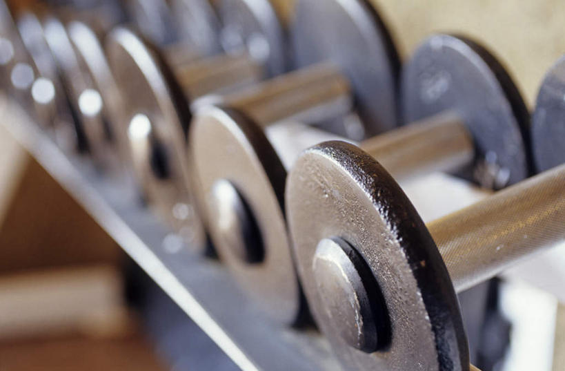 无人,健身房,横图,俯视,室内,特写,白天,静物,哑铃,金属制品,一排,许多,朦胧,模糊,金属,很多,运动器械,排列,健身器械,队列,健身器材,彩图,高角度拍摄,健身馆,运动器材