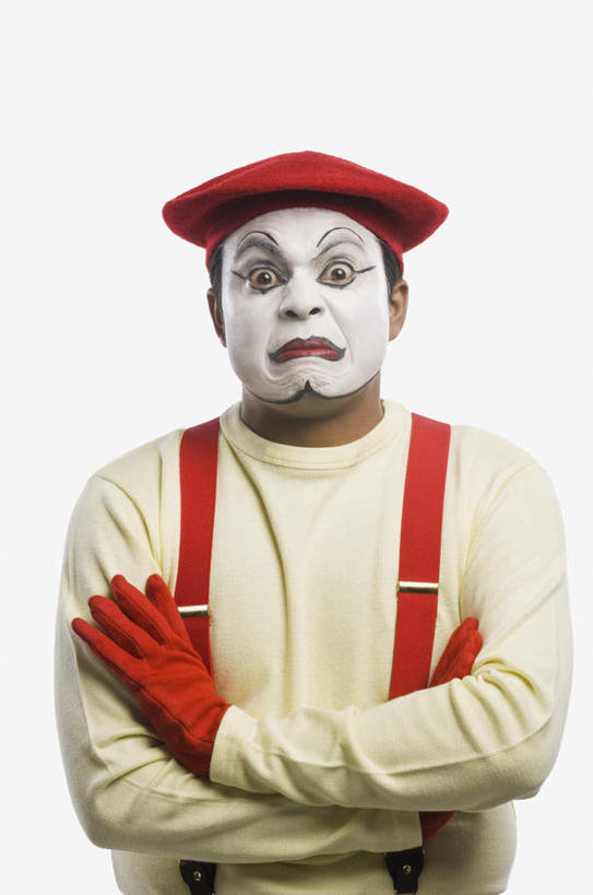 一个人,小丑,站,双手交叉,竖图,室内,白天,白色背景,正面,戏服,化妆,游戏,帽子,亚洲,仅一个男性,仅一个人,仅一个中年男性,表演,服装,玩,注视,礼帽,娱乐,衣服,黄色,红色,观察,看,站着,休闲,皱眉,摄影,服饰,影棚,观看,活动,察看,双手抱胸,衣着,穿着,发泄,关注,消遣,智力,角色扮演,宣泄,衣饰,扮装,演戏,男人,男性,中年男性,亚洲人,印度人,玩耍,嬉戏,站立,半身,彩图,影棚拍摄,化装,拍摄