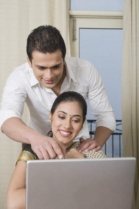 两个人,夫妻,站,坐,笑,微笑,露齿笑,竖图,室内,白天,正面,爱情,电脑,笔记本电脑,窗户,落地窗,印度,亚洲,服装,网络,浪漫,注视,通讯设备,玻璃窗,衣服,观察,看,站着,恩爱,恋人,服饰,观看,察看,无线,衣着,穿着,关注,通信设备,无线网络,无线上网,便携式电脑,衣饰,手提电脑,男人,男性,年轻男性,年轻女性,女人,女性,亚洲人,印度人,情侣,站立,坐着,半身,彩图,伴侣