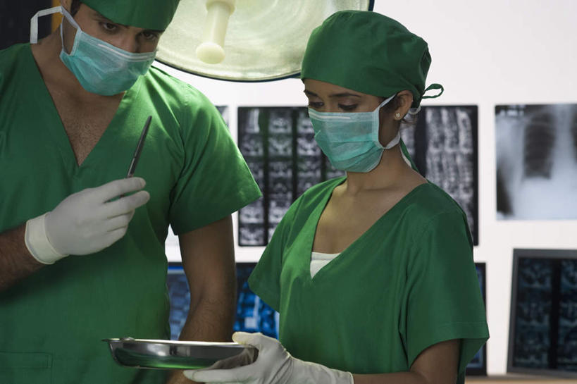 两个人,伙伴,朋友,医生,医院,横图,x光片,室内,白天,侧面,友谊,合作,团队,亚洲,握,服装,分离,辐射,科学,医学,过滤,拿,分开,拿着,衣服,绿色,口罩,医护人员,医疗人员,隔断,战略,握着,遮掩,服饰,隔离,医疗,卫生,手术工具,科学技术,x射线,掩盖,指着,遮挡,衣着,穿着,净化,间隔,预防,x光,手术服,遮盖,防尘,医疗机构,联合,合谋,掩饰,断绝,隔开,屏蔽,屏绝,远离,中断,阻遏,阻隔,衣饰,配合,协作,男人,男性,年轻男性,年轻女性,女人,女性,亚洲人,印度人,大夫,半身,彩图,病院,诊所,电磁波,电磁辐射