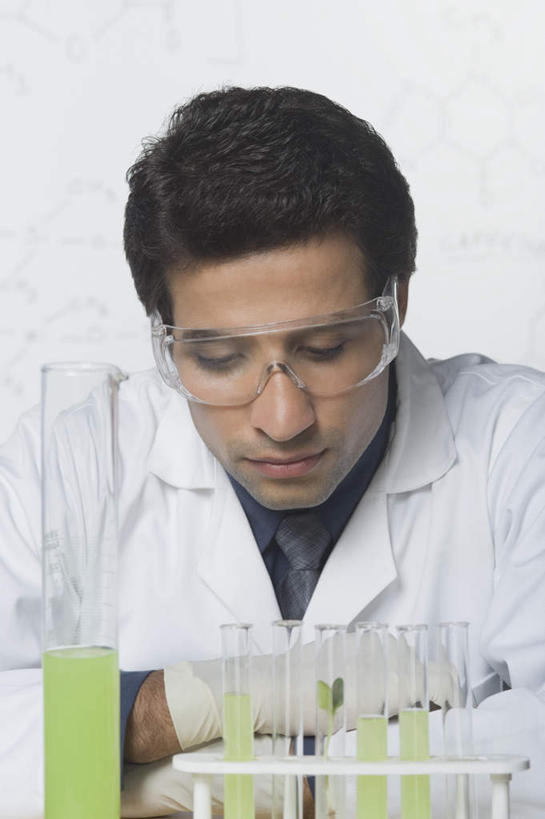 一个人,技术人员,竖图,室内,白天,正面,安全,实验,仪器,杯子,亚洲,仅一个男性,仅一个人,服装,研究,透明,分析,化学,测试,试管,眼镜,实验室,防护,玻璃制品,仅一个年轻男性,衣服,玻璃瓶,瓶子,器皿,服饰,护目镜,保护,衣着,穿着,保险,计量,实验器材,玻璃仪器,试验耗材,实验用品,保全,周全,安稳,安定,安全防护眼镜,衣饰,平安,男人,男性,年轻男性,亚洲人,印度人,玻璃杯,技术员,半身,彩图,防护眼镜