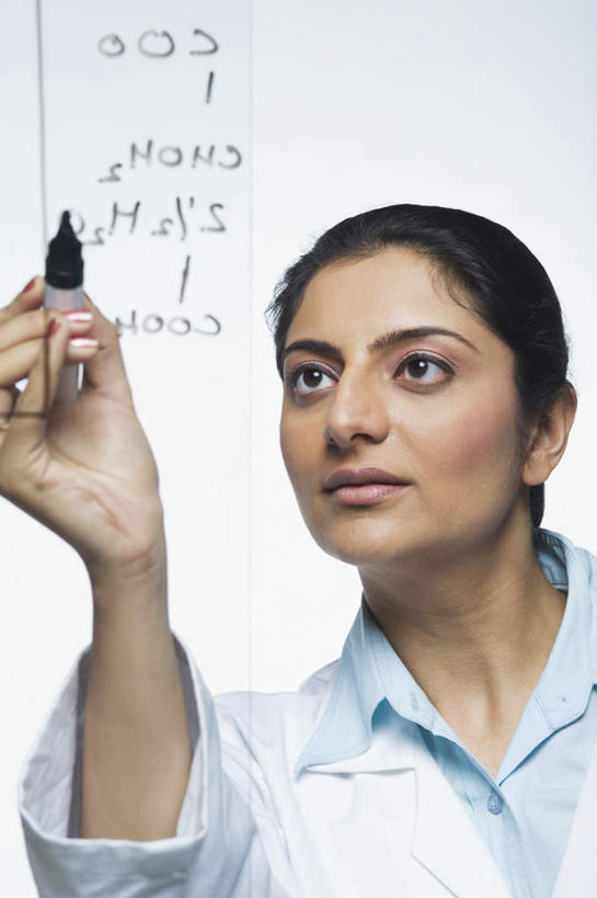 一个人,技术人员,竖图,室内,白天,正面,分子,玻璃,亚洲,仅一个年轻女性,仅一个女性,仅一个人,握,服装,化学,英文,笔,标志,文字,字符,字母,实验室,办公用品,拿,拿着,标识,水笔,文具,衣服,白板,学习用品,生物,握着,服饰,英文字母,文具用品,衣着,原子,穿着,记录板,记事板,实验器材,粒子,衣饰,年轻女性,女人,女性,亚洲人,印度人,技术员,半身,彩图,化学式