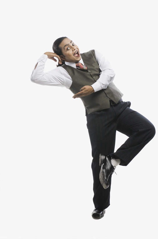 一个人,小丑,站,笑,微笑,露齿笑,竖图,室内,白天,白色背景,正面,亚洲,仅一个男性,仅一个人,服装,注视,仅一个年轻男性,衣服,观察,看,站着,摄影,服饰,影棚,观看,单腿,察看,衣着,穿着,关注,衣饰,男人,男性,年轻男性,亚洲人,印度人,丑角,站立,彩图,全身,影棚拍摄,拍摄