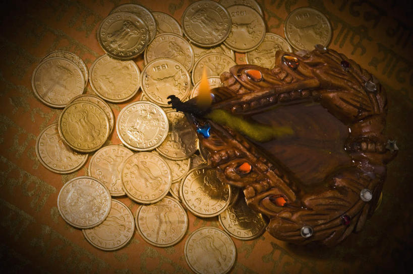 无人,横图,俯视,室内,特写,白天,钱,照明,阴影,节日,庆祝,反射,标志,钱币,文字,影子,字符,字母,灯光,文化,标识,灯,灯具,庆典,金融,经济,纪念,照亮,照明设备,油灯,流通,贸易,印度文化,排灯节,万灯节,货币,现金,硬币,彩图,高角度拍摄,大宝森节,屠妖节,印度灯节