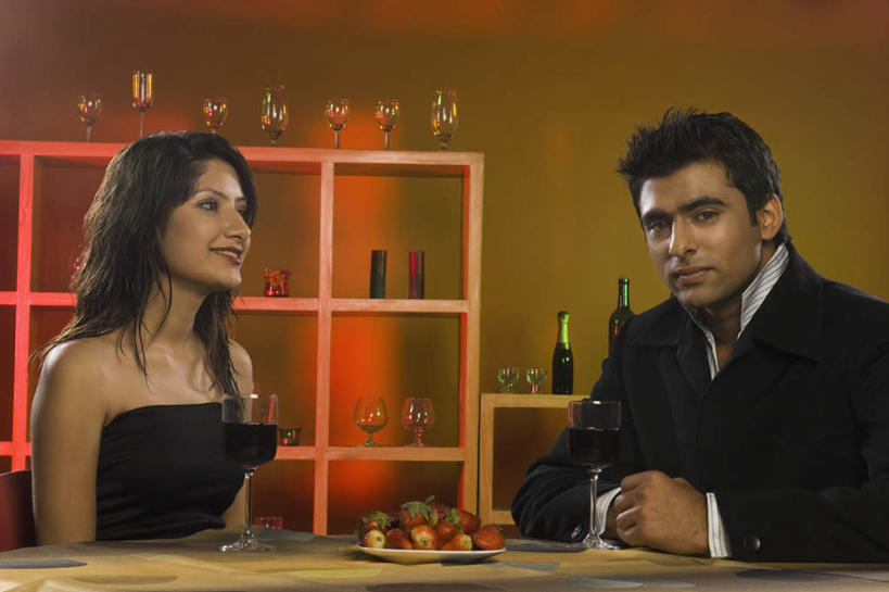 两个人,家庭,夫妻,酒吧,坐,横图,室内,白天,正面,衬衫,裙子,西装,爱情,旅游,度假,草莓,餐具,水果,亚洲,一堆,许多,堆叠,堆积,连衣裙,套装,正装,新鲜,碟子,盘,生食,食品,褐色,果实,领带,浪漫,职业装,娱乐,酒柜,食物,抹胸,盘子,碟,享受,休闲,温暖,温馨,一家人,恩爱,放松,恋人,有机食品,绿色食品,堆,和睦,抹胸裙,男人,男性,年轻男性,年轻女性,女人,女性,亚洲人,印度人,情侣,洋莓,水果皇后,红莓,地莓,玩耍,坐着,半身,彩图,衬衣,酒吧间,酒馆,伴侣,融洽