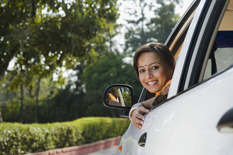 东方人,一个人,坐,横图,室内,白天,正面,旅游,度假,森林,树林,植物,汽车,亚洲,仅一个年轻女性,仅一个女性,仅一个人,娱乐,车,树,树木,绿色,自然,交通工具,轿车,回头,转头,享受,休闲,放松,年轻女性,女人,女性,亚洲人,印度人,玩耍,坐着,半身,彩图